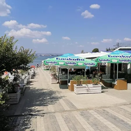 Helios 350m From The شقة